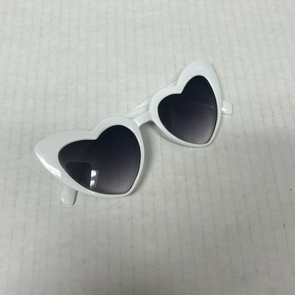 White retro flirty Heart Sunglasses Bachelorette Barbiecore vacation valentines - Picture 6 of 12